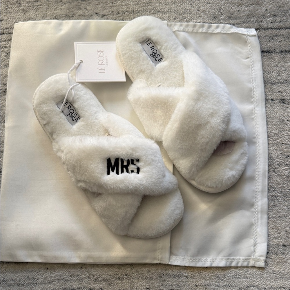 Le Rose White Faux Fur Slippers